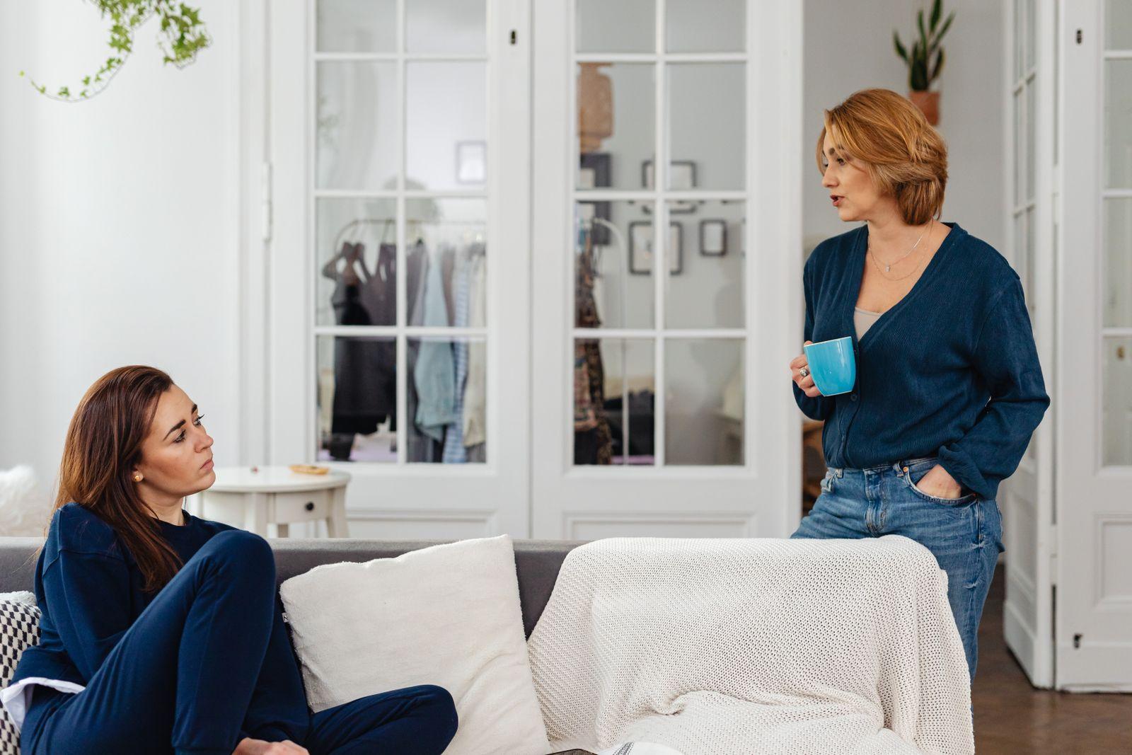 Dos familiares adultas conversando con atención en casa