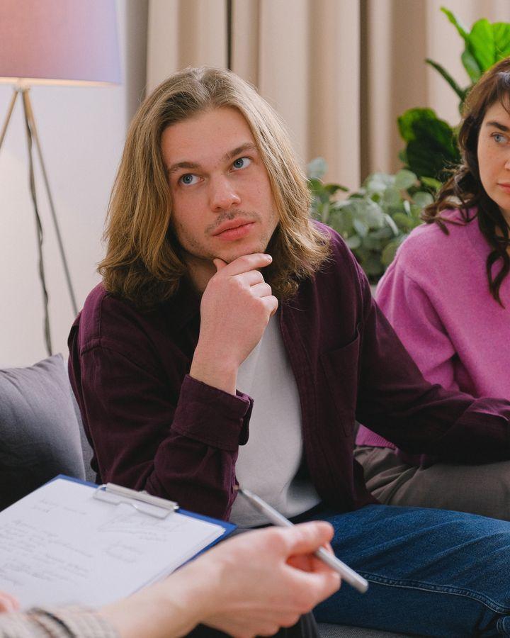Pareja escuchando con atención durante una sesión de terapia