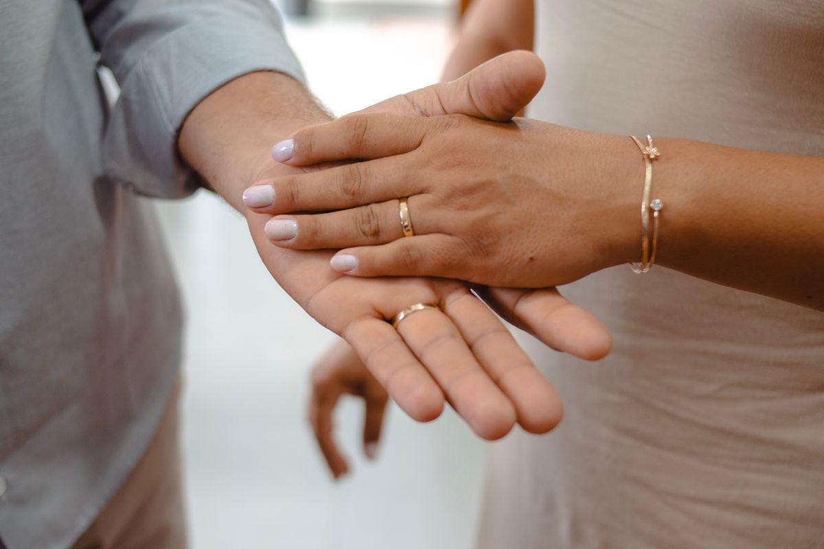 Pareja cogida de la mano